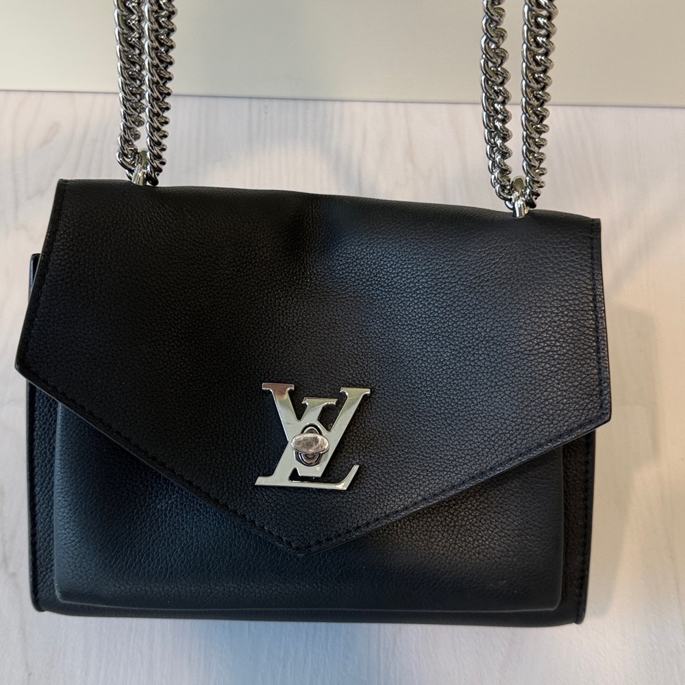Black Louis Vuitton shoulder bag— mylockme BB NOIR